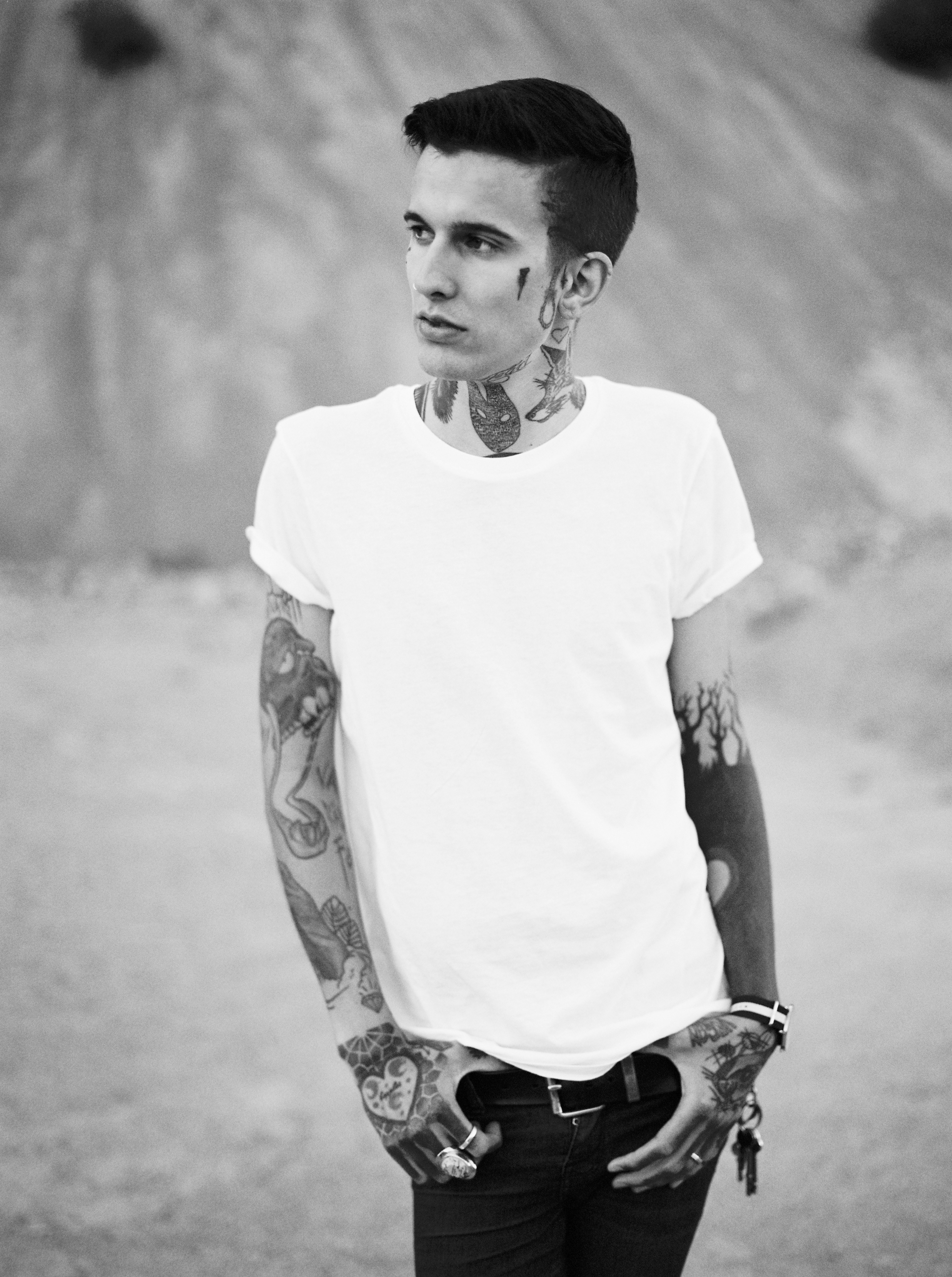 Tatuerad kille modell - t-shirt jeans